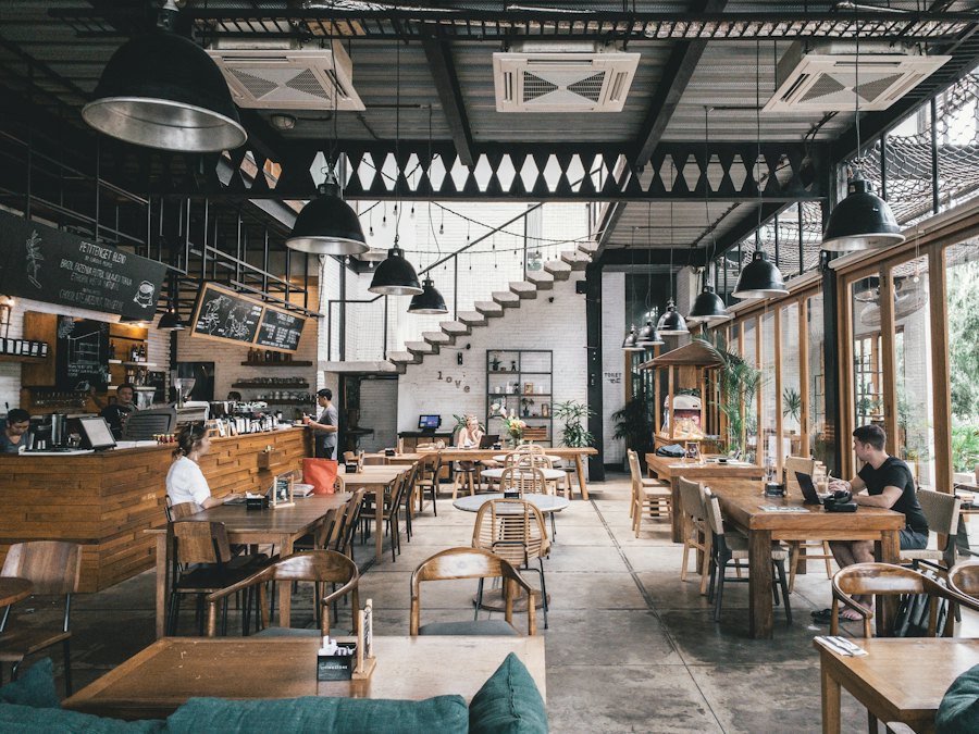 にぎわうカフェの店内